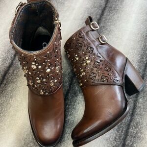 Cuadra Flower Embroidered Crystal Studded Detail Honey Leather Heeled Boot CU338